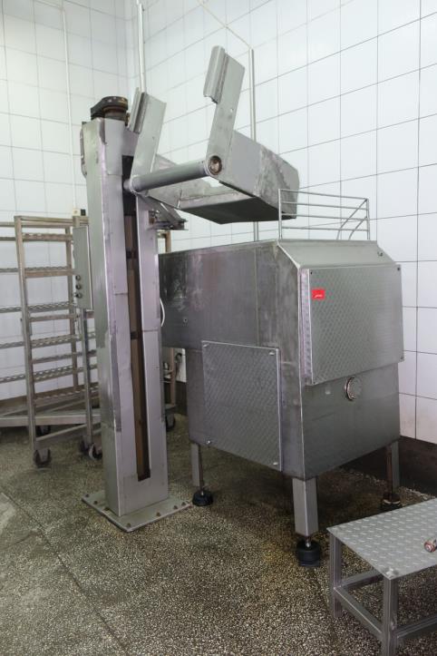 Mixer with lifter for carts
